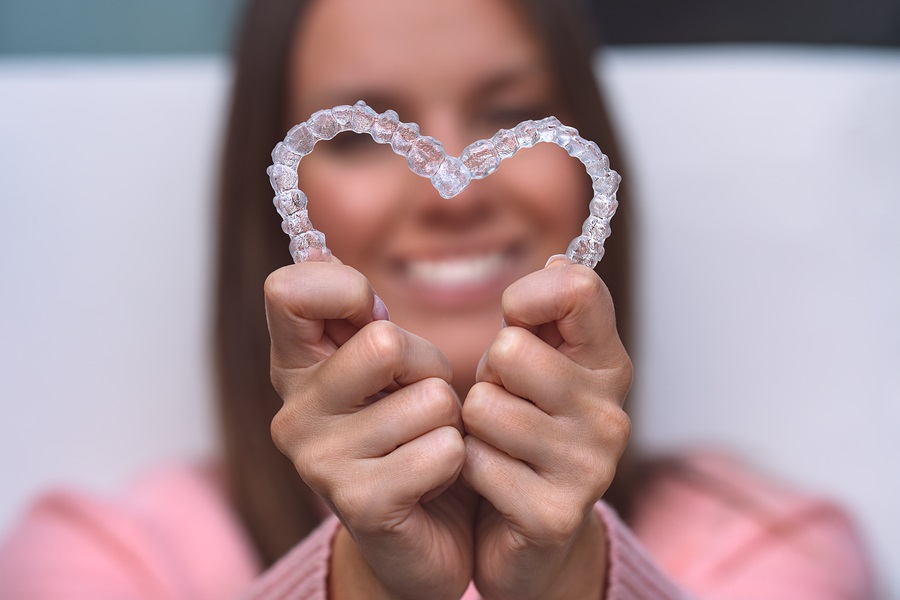 Make Your Way To A Perfect Smile With Invisalign Aligners